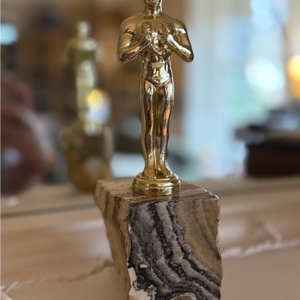 Gold Sculpture Statuette Trophy with Streamlined Design 🏆